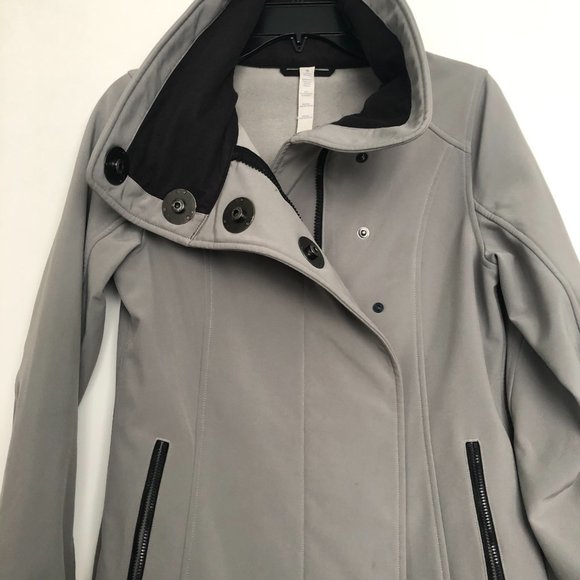 Ladies Size 4 Grey rainproof LULULEMON JACKET with zippered pockets - Picture 5 of 10